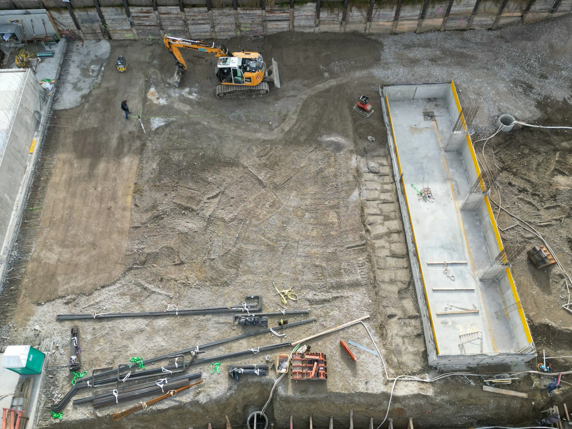 Bagger auf der Baustelle Ellmosener Stra&szlig;e, Baubeginn