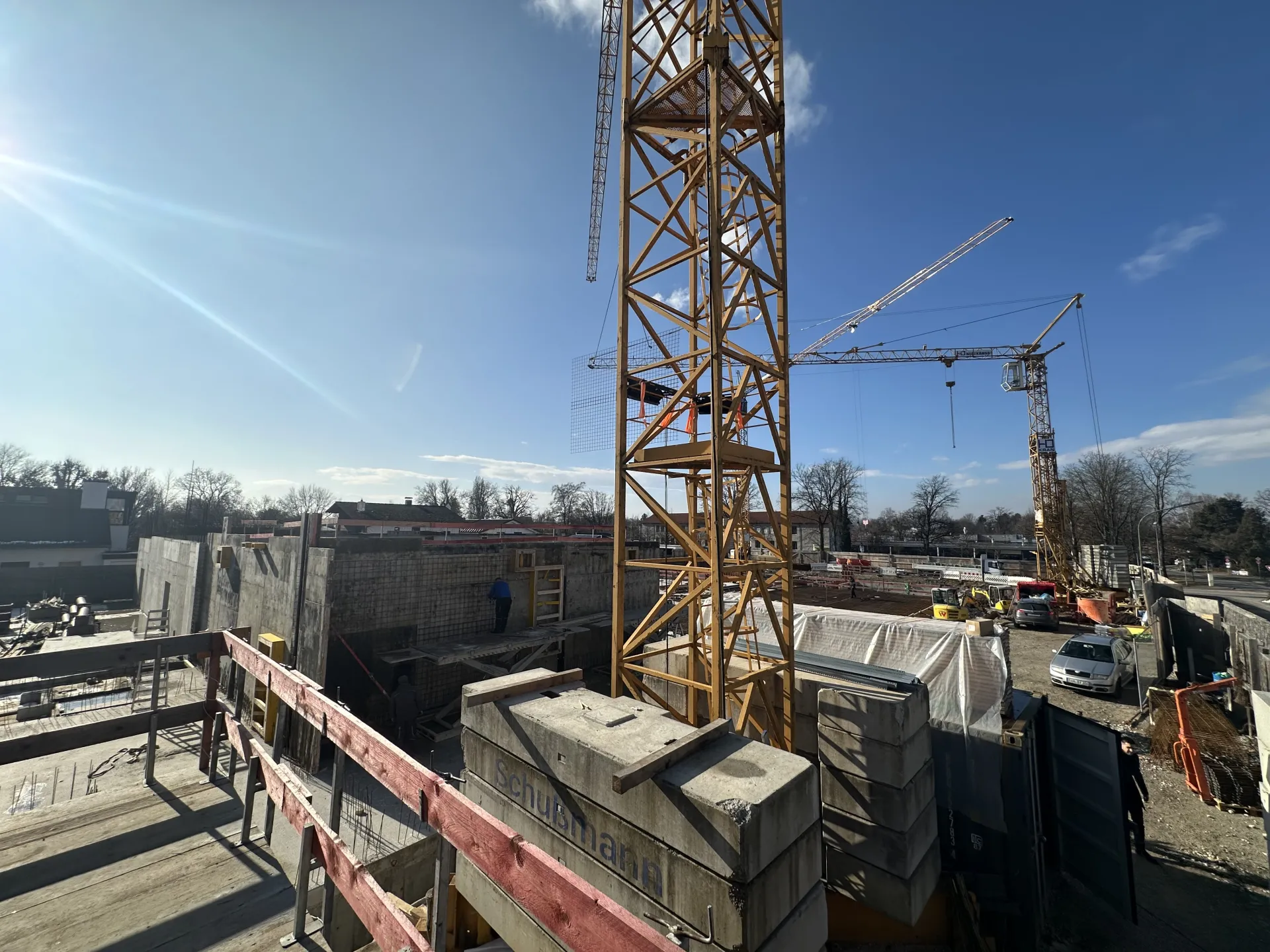 Fundamente und Kr&auml;ne auf der Baustelle, Februar 2026