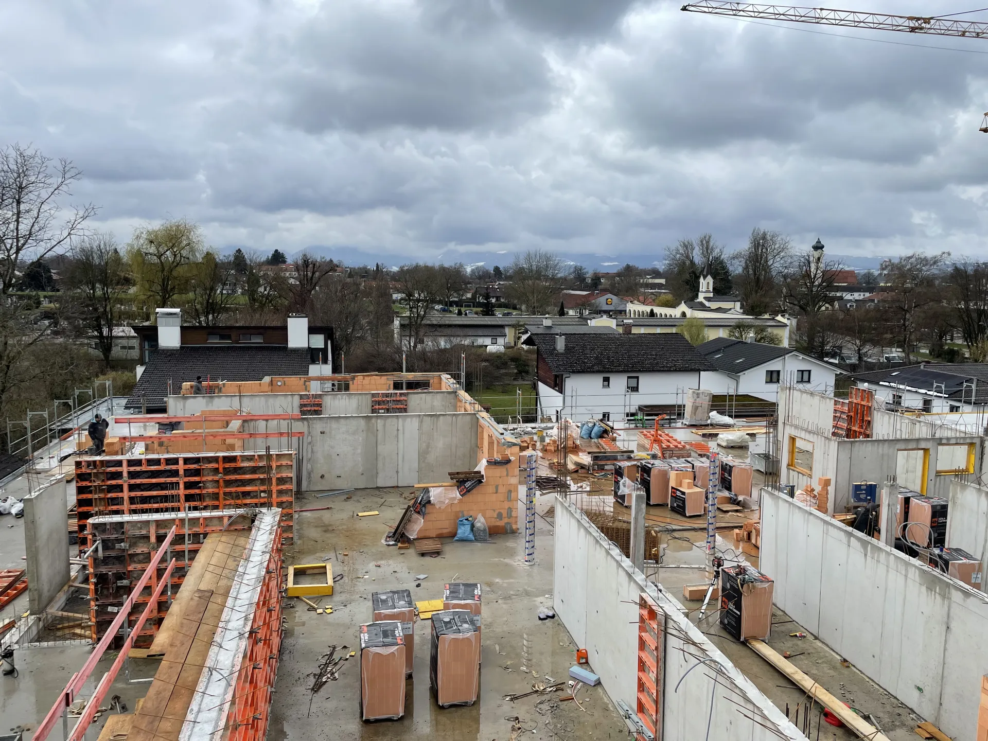 Rohbau mit Alpenblick, M&auml;rz 2026